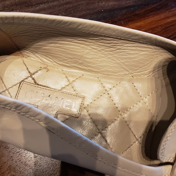 **FLAW:right shoe only**Chanel Women's Size 8.5/39.5 Cream Loafer - Picture 5 of 7